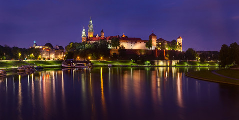 Fototapeta premium Famous Royal Wawel Castle over the Vistula River in Krakow, Poland