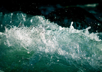 Obraz premium Splashes of water from the waves in the sea