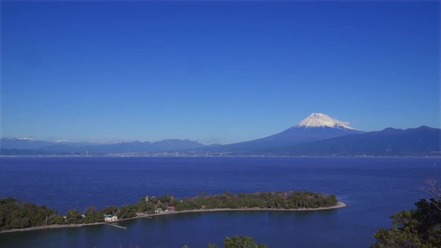 静岡県沼津市の大瀬崎（おせざき）から海越しの富士山の眺望