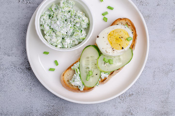 Open sandwich with vegetables