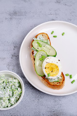 Open sandwich with vegetables