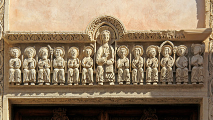 Cristo tra i dodici apostoli; architrave del portale  della Basilica di Santa Caterina d'Alessandria a Galatina (Puglie) - obrazy, fototapety, plakaty