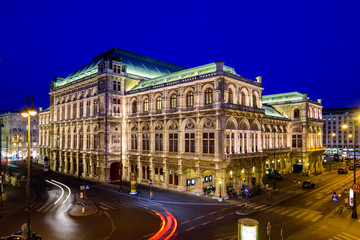 Fototapeta na wymiar Staatsoper in Wien in der blauen Stunde