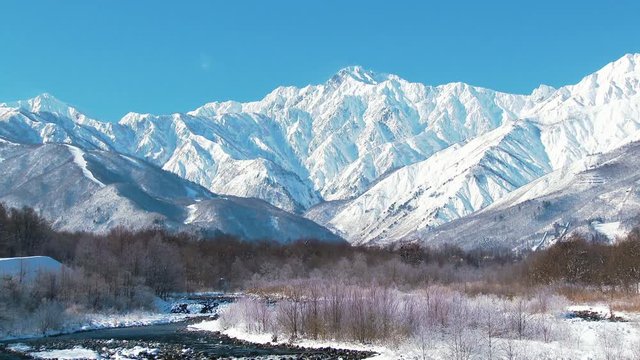 長野県白馬村 晴天の雪景色の五竜岳と松川