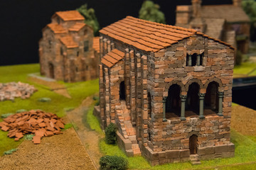Backsteingebäude als Modellbau-Objekt in einer Miniatur-Landschaft