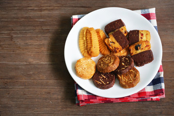 Topview group of cookie on wood disc lay on cloth on the table