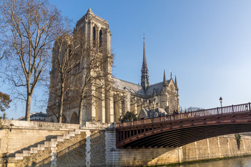 Cathédrale Notre-Dame de Paris vue depuis les quais de Seine