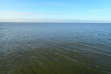 Blick vom Ufer der Nordsee in Wremen aufs Meer 