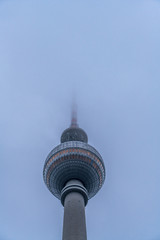 Turmkorb und Antenne des Berliner Fernsehturms im Nebel  © zauberblicke
