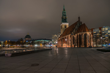 Marienkirche und Stadtpanorama am Berliner Alexanderplatz bei Nacht