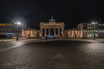 Fototapeta premium Der Pariser Platz mit Blick auf das Brandenburger Tor im nächtlichen Berlin