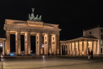 Fototapeta premium Pariser Platz und Brandenburger Tor in Berlin bei Nacht
