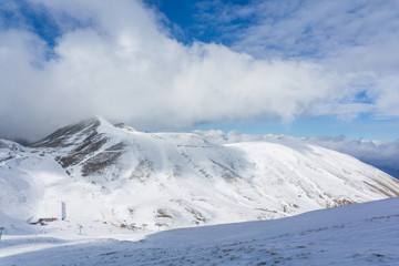 Obraz premium Zima krajobraz w słonecznym dniu na śniegu zakrywał Velouchi górę w Grecja