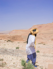 Persona árabe paseando y observando, de espaldas, copy-space