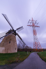 Historische Windmühle und Gittermast