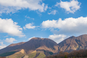 秋の湯布院インターチェンジの眺め