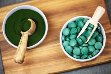 Healthy supplements - chlorella, spirulina algae powder and pills