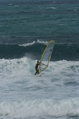 surfista con vela gialla in mare