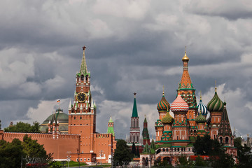 Fototapeta na wymiar Red Moscow Kremlin and storm clouds are severe severe.