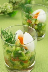 Eier im Glas mit Gurken Salsa