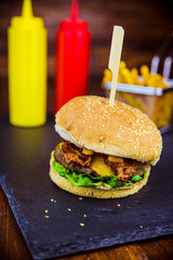 Streetfood: Homemade Burger mit Speck / Serrano