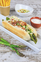 Hot Dog mit grünem Spargel und Schinken