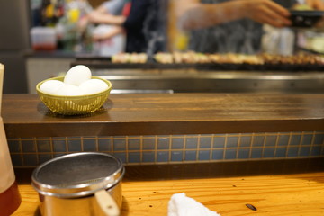 居酒屋　カウンター　焼き鳥　卵　