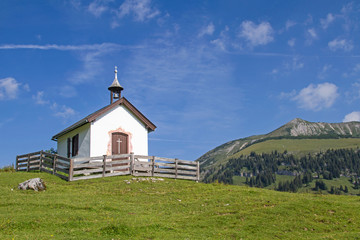 Fototapeta na wymiar Bergkapelle im Mangfallgebirge