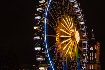 Riesenrad vor dem Roten Rathaus bei Nacht