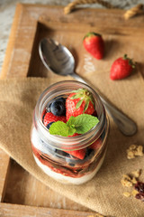 Gesundes Frühstück to go: Beerenkompott mit Joghurt und Müsli / Oatmeal /Porridge