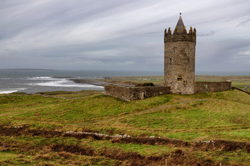 Fototapeta na wymiar Tower of Doonagore Castle
