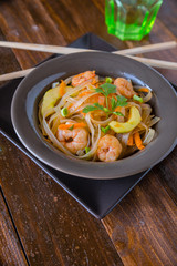Asiatische Nudeln mit Gambas