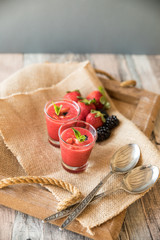 Sommer im Glas: Fruchtiger Beeren-Smoothie
