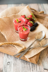 Sommer im Glas: Fruchtiger Beeren-Smoothie