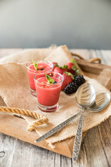 Sommer im Glas: Fruchtiger Beeren-Smoothie