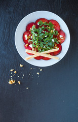 Herbstliches Pflaumen-Carpaccio mit Rucola und Ziegenfrischkäse