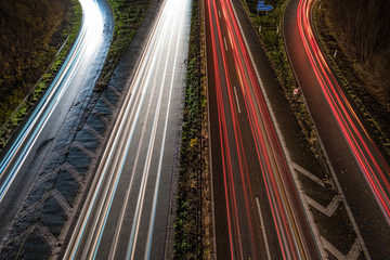 Lichtstreifen auf der Autobahn 
