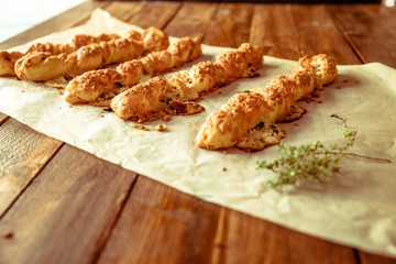 Knuspriger Blätterteigstangen mit Käse und Thymian