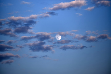Obraz premium Moon and clouds in the evening sky