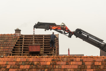 Reparaturen an einem alte Hausdach, Dach decken