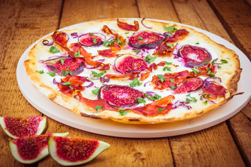 Pizza mit Feigen und Serrano-Schinken