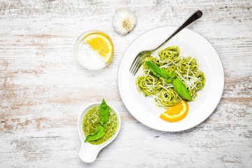 Spaghetti mit Orangen-Minz-Pesto