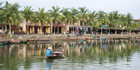 Woman in boat crossing river, Hoi An, Vietnam　ベトナム・ホイアンの渡し舟