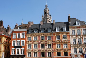 Fototapeta na wymiar Ville de Lille, façades typiques du centre ville, béffroi en arrière plan, département du Nord, France