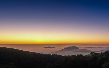 Obraz premium sunrise at Kew Mae Pan View Point, Doi Inthanon National Park, mountain view morning of Doi Hua Suea around with the ocean of mist with colorful sun light in the sky background, Chiang Mai, Thailand.