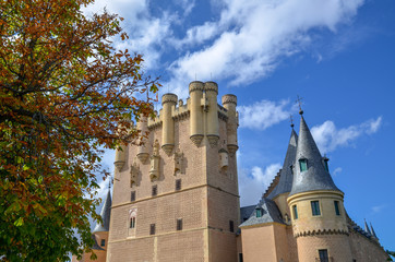 Fototapeta premium セゴビアのアルカサルと紅葉（スペイン）