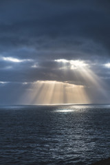 Rais de soleil au-dessus de la mer