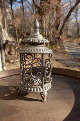 una vecchia lampada in ferro battuto - 242005122