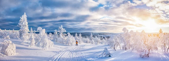 Fotobehang Langlaufen in winterwonderland in Scandinavië bij zonsondergang © JFL Photography