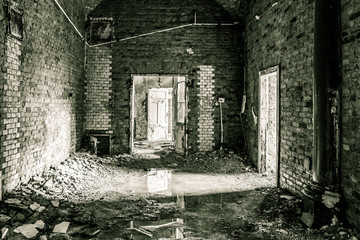 Sehr feuchter Keller eines alten verlassenen Wohnhauses in schwarz-weiß